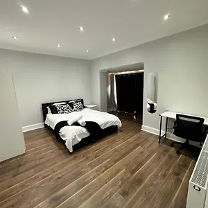 Black & White Double Bedroom Maison d'hôtes